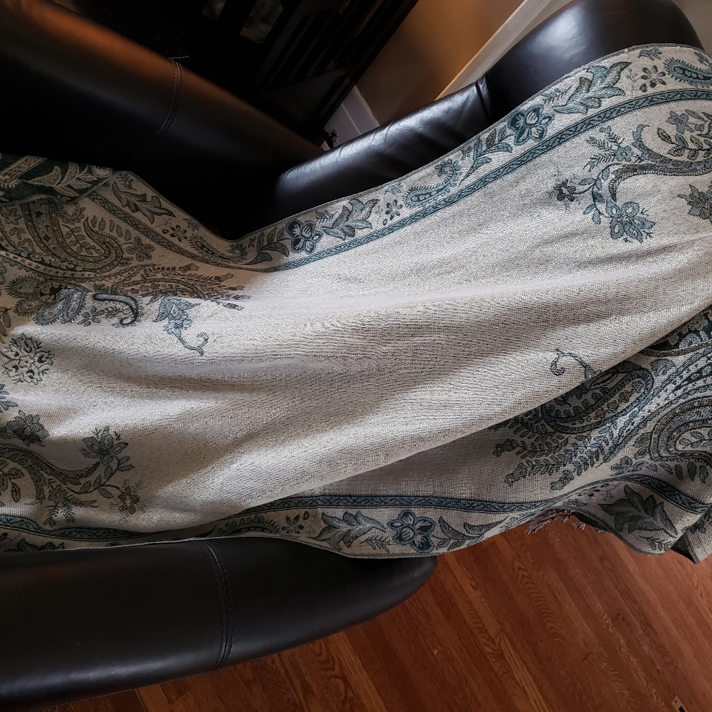 Beautiful Reversable Scarf - Picture 5 of 5